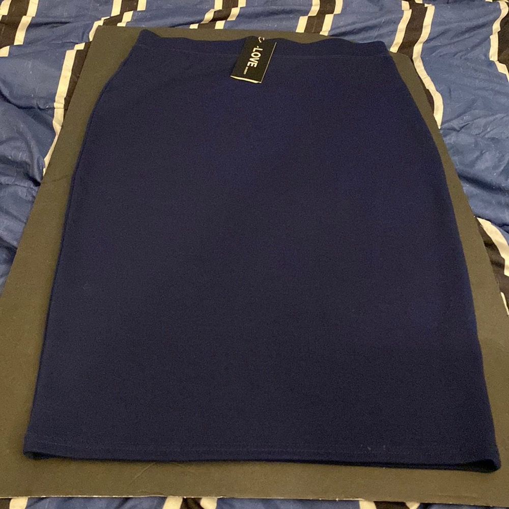 Brand is Love University. Navy blue pencil skirt new with tags size medium.